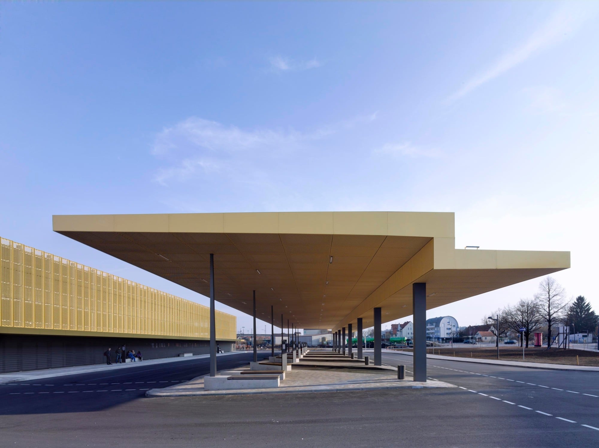 Farbiger Korrosionsschutz für Tragwerk und Bekleidung einer Busstation in Nördlingen (Architekten: Morpho-Logic, München)