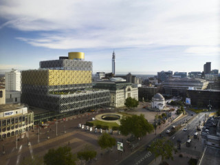 Die Bibliothek steht als einer von drei Palazzi am Centenary Square