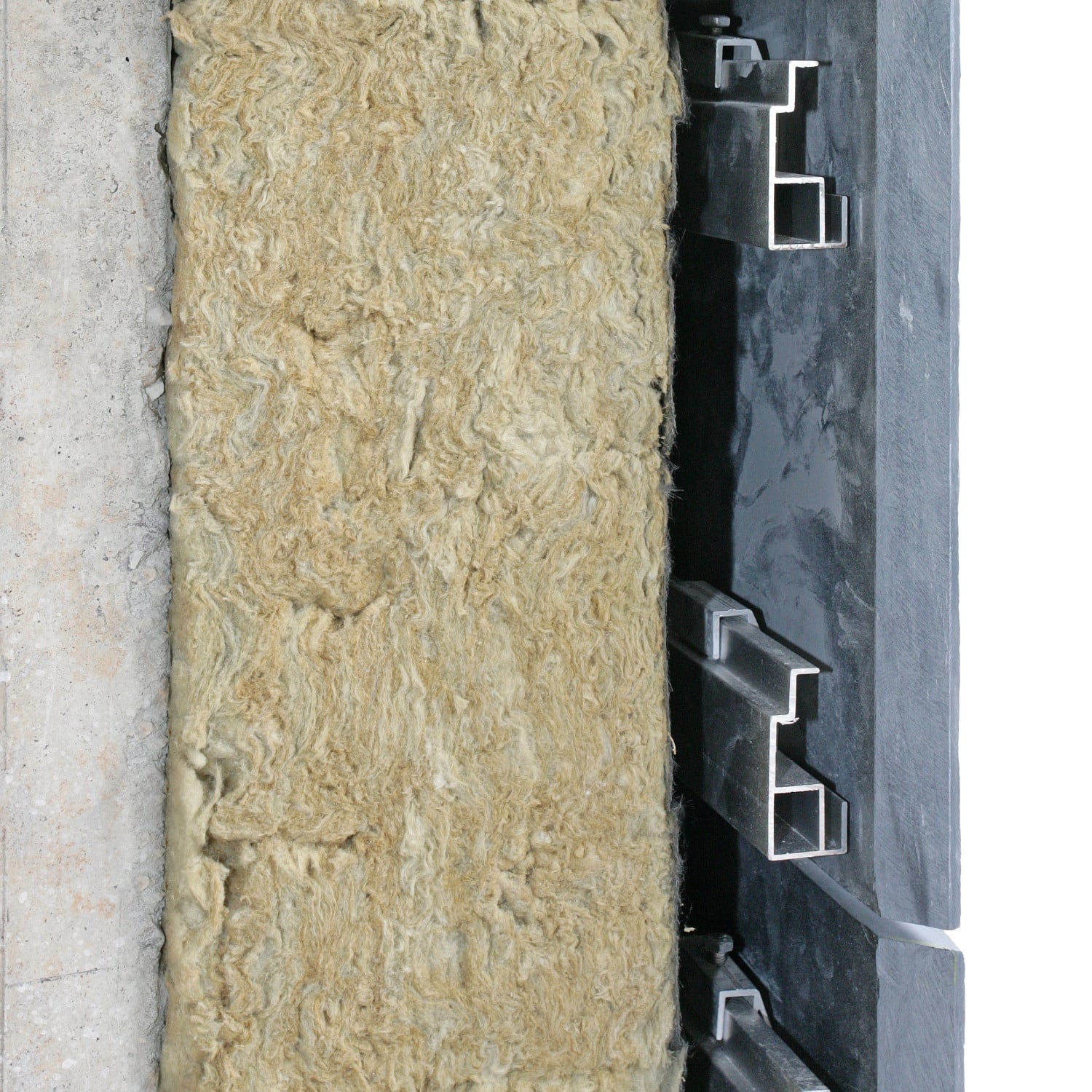 Blick in eine gedämmte, vorgehängte und hinterlüftete Schieferfassade