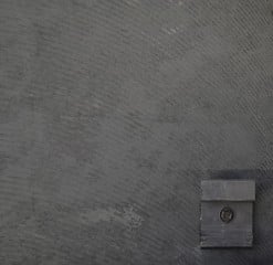 Rückseite einer Schieferplatte mit Hinterschnittverankerung