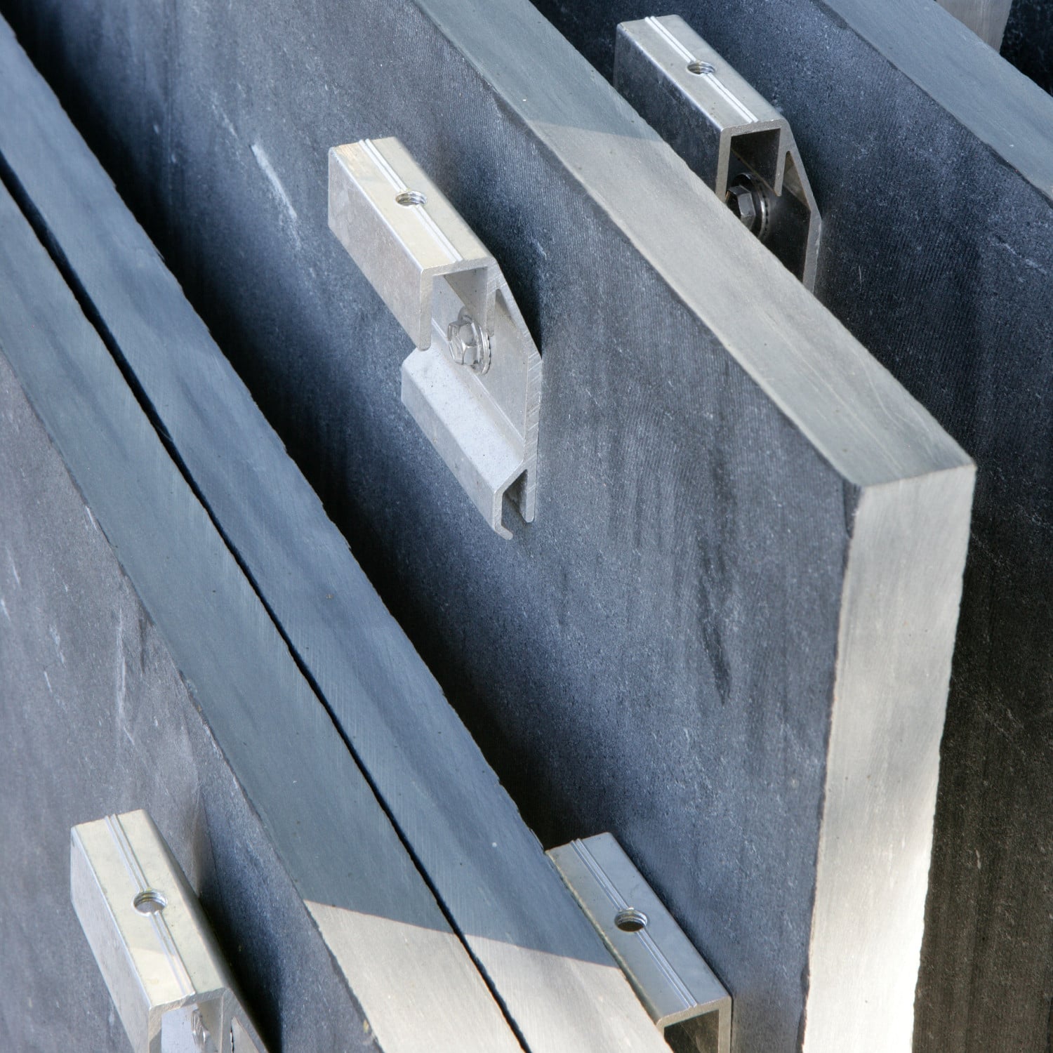 Große Schieferplatten mit Hinterschnitttechnik 