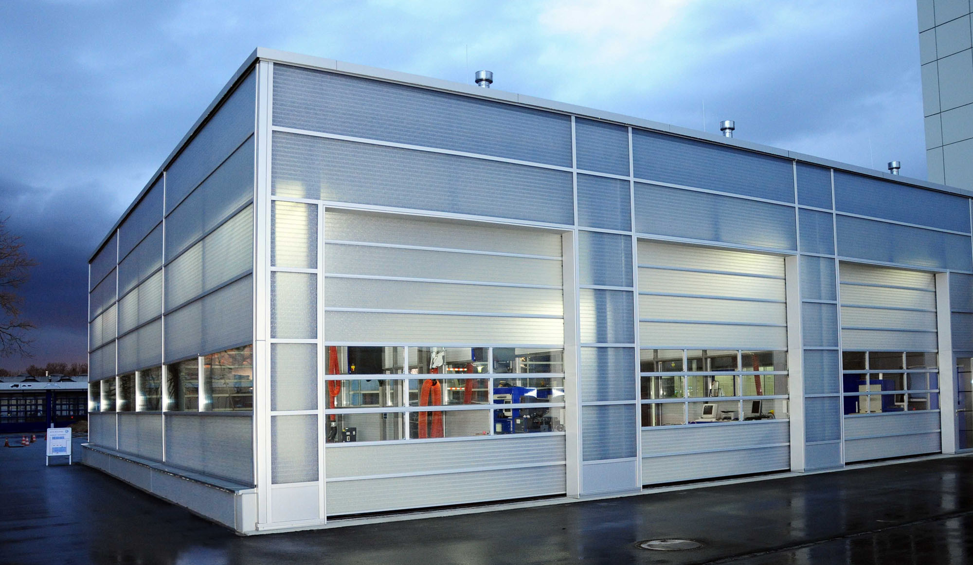 Durch die Oberflächenveredelung ist die Fassade witterungsbeständig
