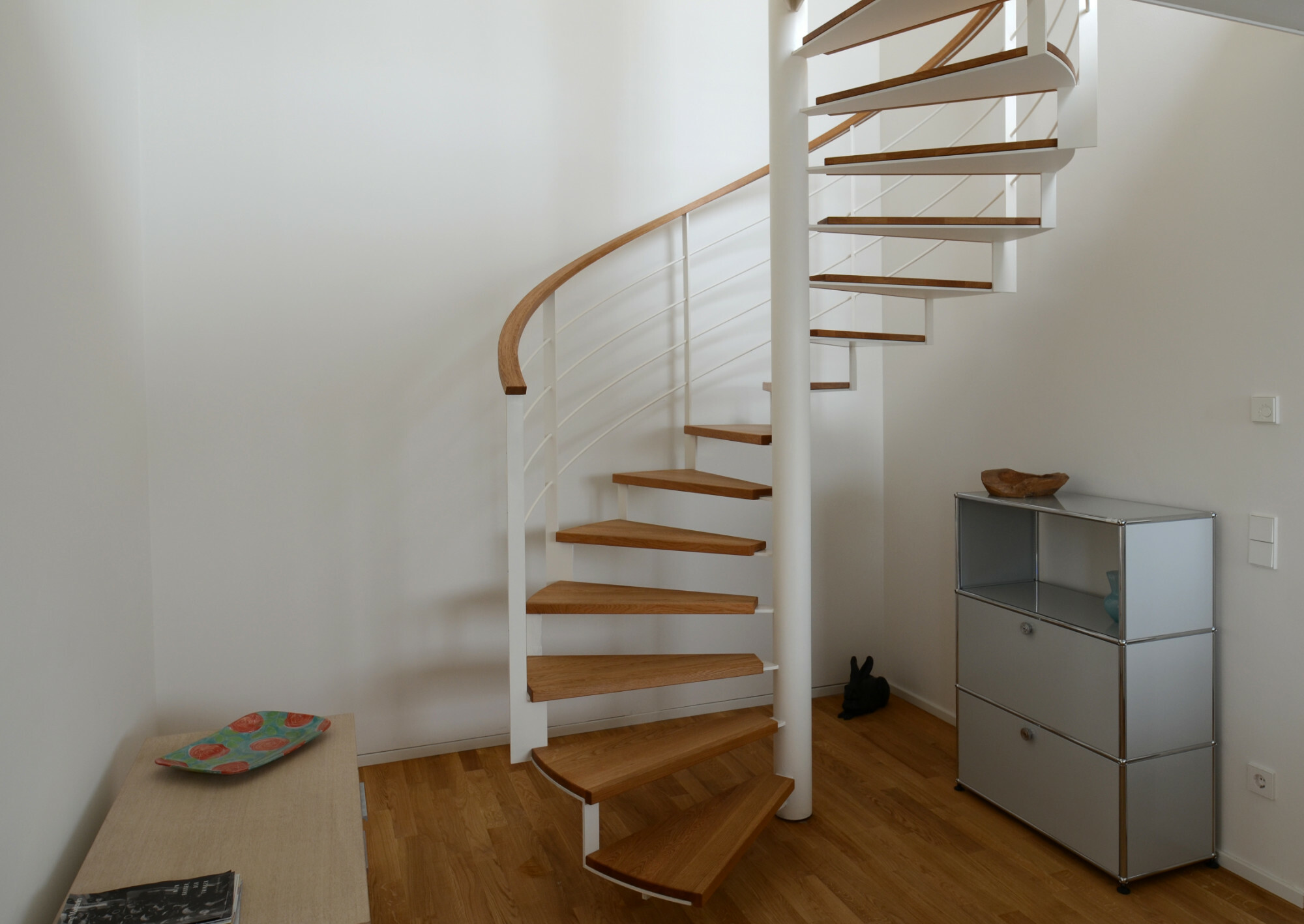 Anders als bei der Wendeltreppe, in deren Zentrum sich das Treppenauge befindet, windet sich die Spindeltreppe um den stützenden Mittelpfosten herum