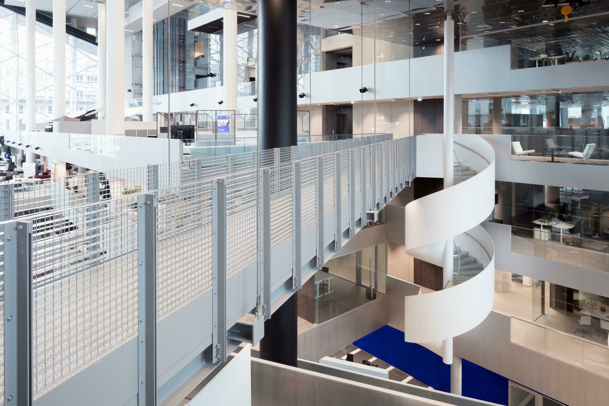 Spektakulär an einer Stange schwebend: Das ist die Spindeltreppe im Axel-Springerhaus, die eine Abkürzung zwischen den Geschossen und ein bisschen Sky-Walk-Gefühl bietet.