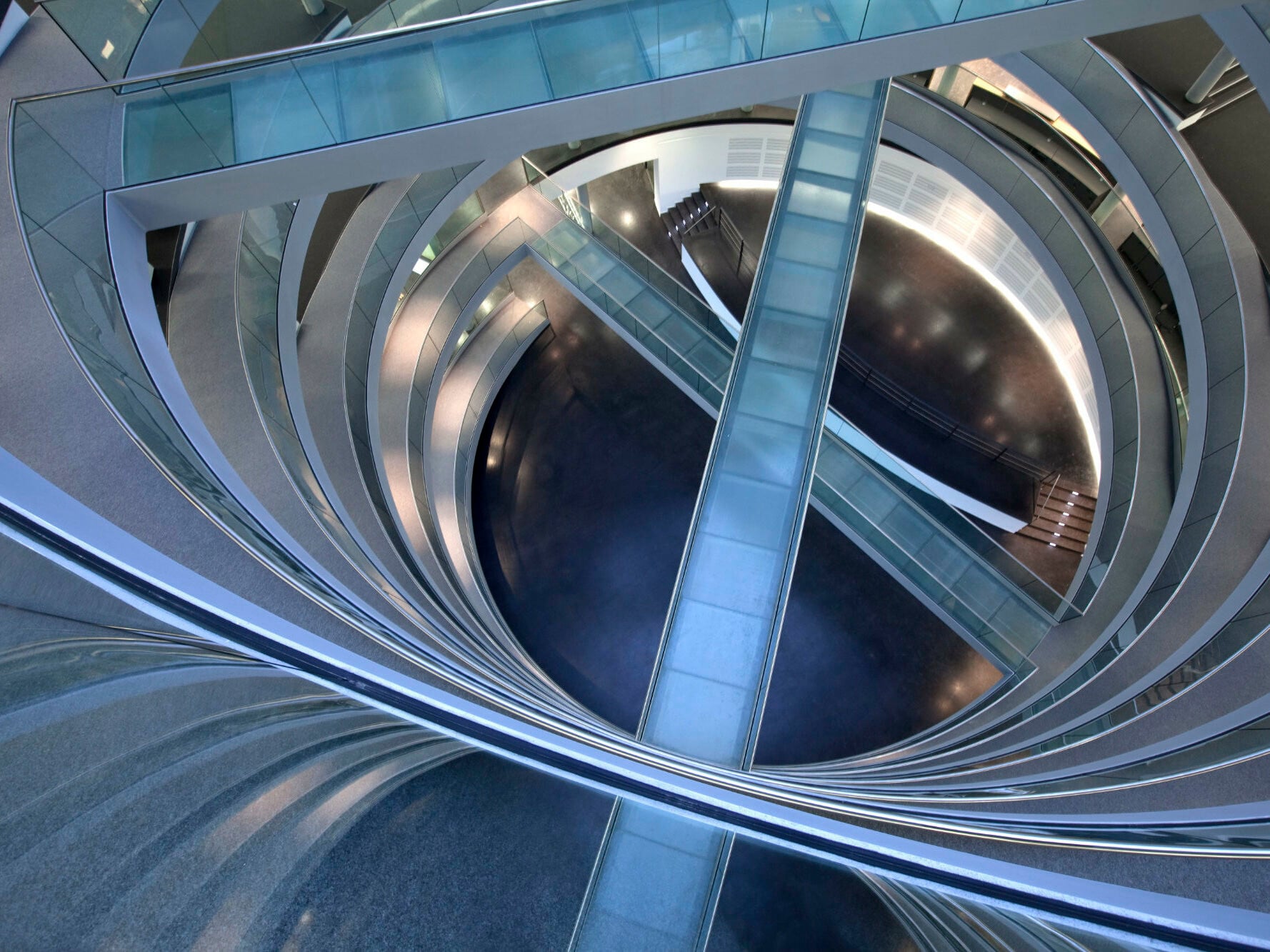 Spiralrampen mit Glasgeländer im Kongresszentrums für das Genforschungsinstitut EMBL (European Molecular Biology Laboratory) in Heidelberg.