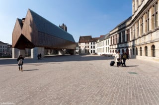 Die beidseitig mit Holz verkleidete Dachkonstruktion aus Stahl wird außen von Glasschindeln vor der Witterung geschützt