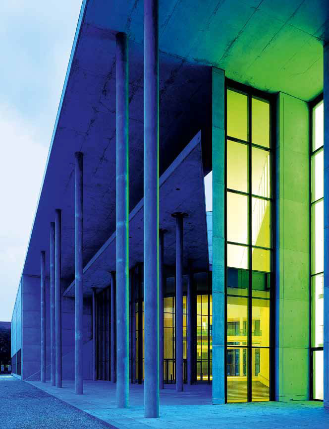 Das Borosilikat-ESG ist für Abmessungen bis 1.800 x 3.600 mm zugelassen und wurde u.a. für die Fassade der Pinakothek der Moderne in München verwendet