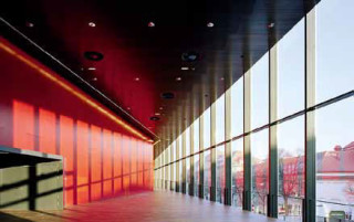Das Borosilikat-ESG ist für Abmessungen bis 1.800 x 3.600 mm zugelassen und wurde u.a. für die Fassade der Pinakothek der Moderne in München verwendet