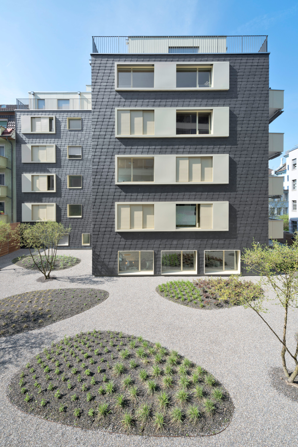 Hofseite des Hauses an der Hufgasse (Südansicht, im Hintergrund ist die Rückseite des Hauses an der Mühlebachstraße zu sehen)