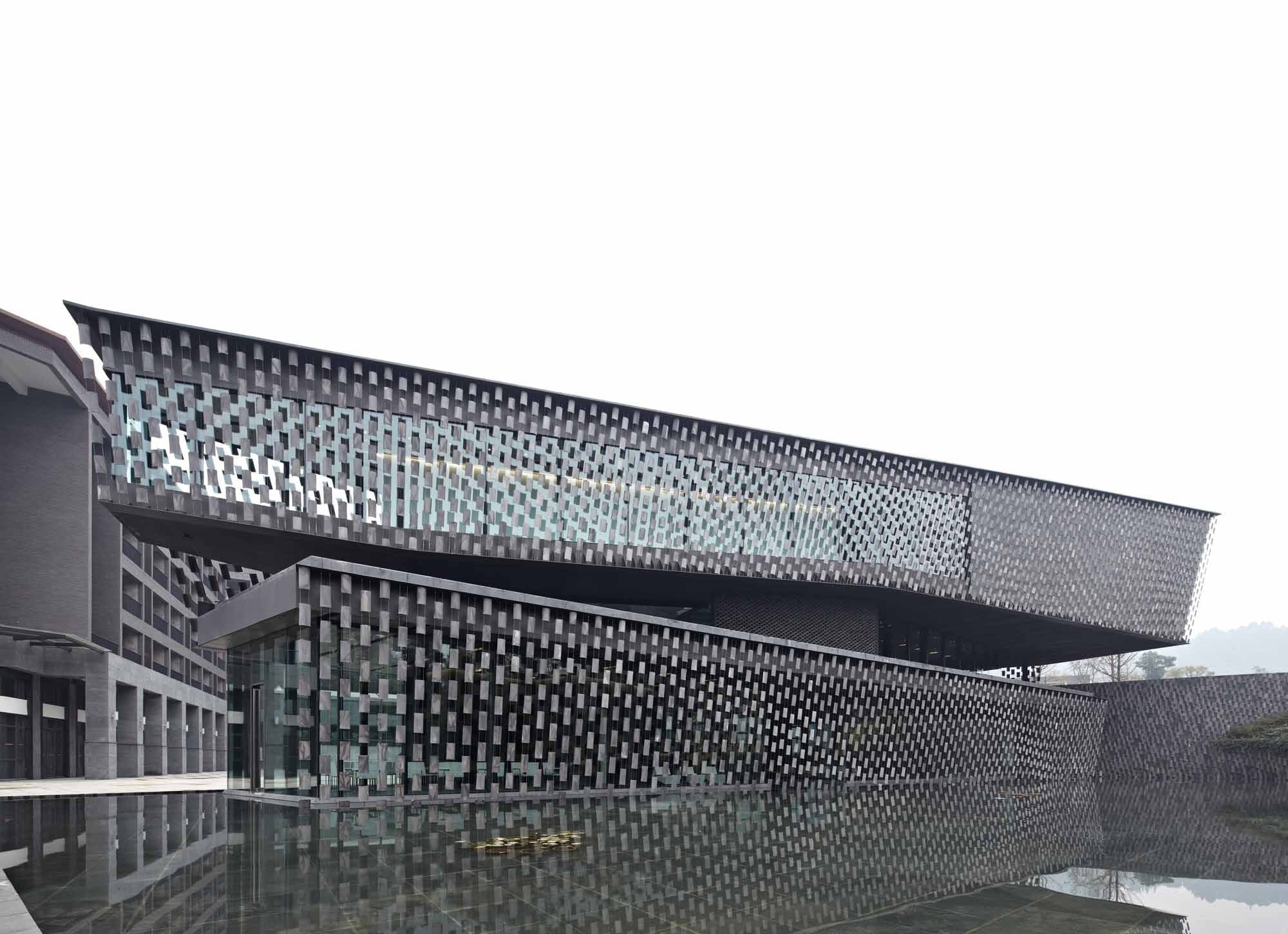 Ansicht Süd mit untereinander verschobenen Geschossebenen und vorgelagertem Wasserbecken