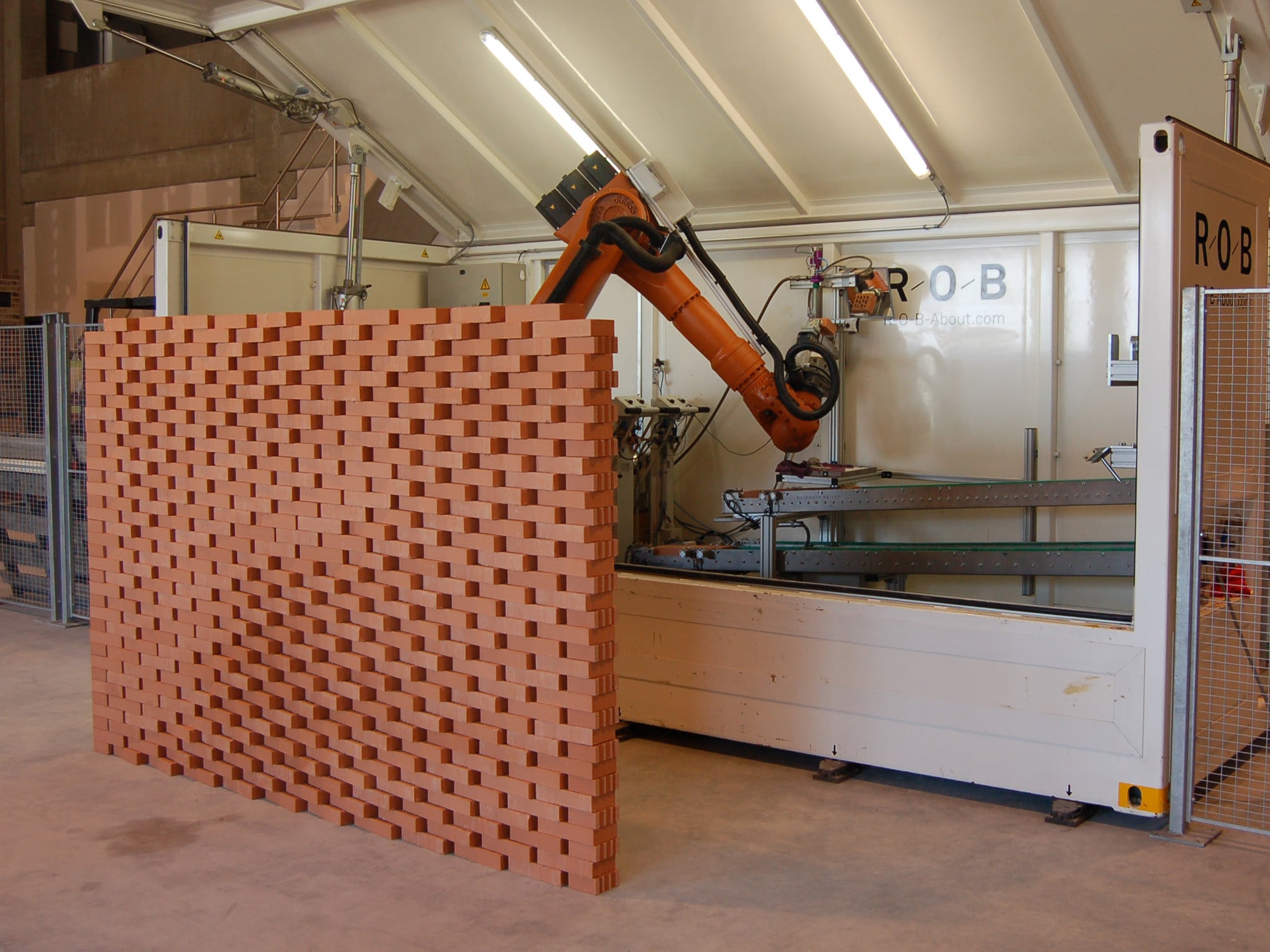 Mithilfe eines klassischen einarmigen Industrieroboters lassen sich komplexe 3-D-Wand und -Fassadenflächen herstellen