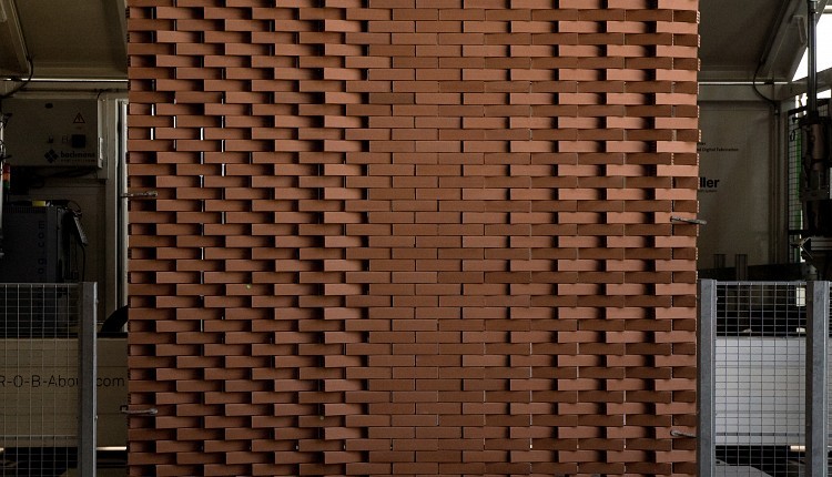 Die Mauersteine werden ausschließlich horizontal verklebt, der Verband ist nahezu frei konfigurierbar
