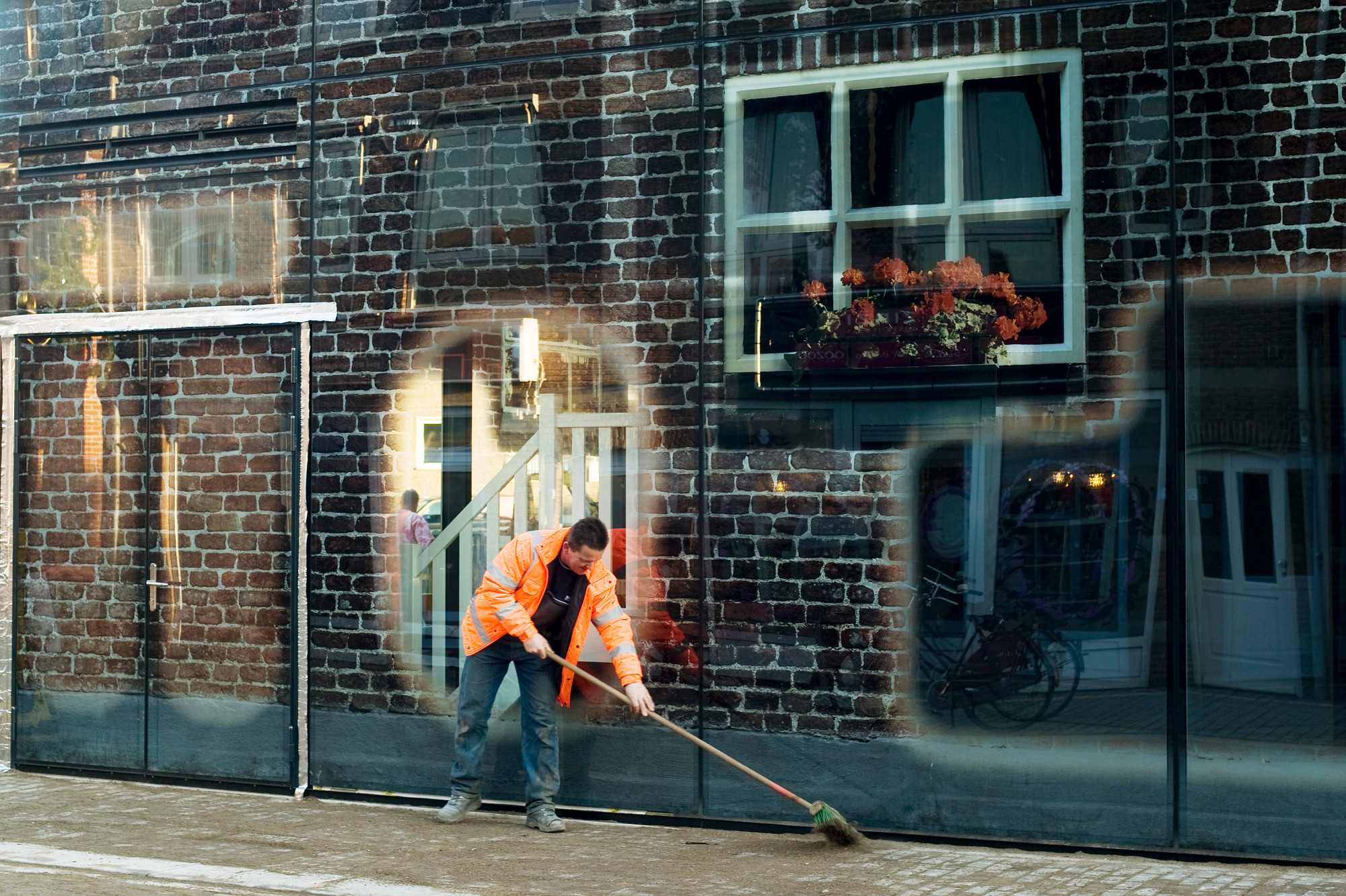 Die komplette Fassade besteht aus bedrucktem Glas