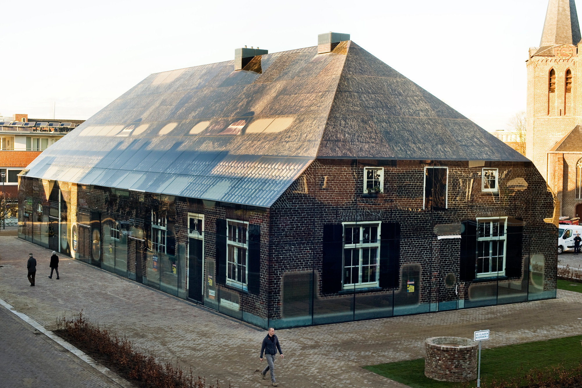 Die Gebäudehülle ist als Structural-Glazing-Fassade ausgeführt