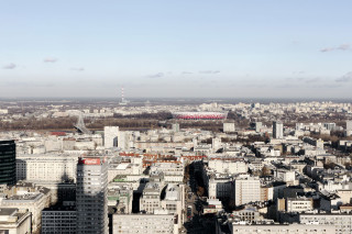 Östlich der Warschauer Innenstadt am Ufer der Weichsel gelegen, wirkt das Stadion wie ein flacher Weidenkorb in den polnischen Nationalfarben