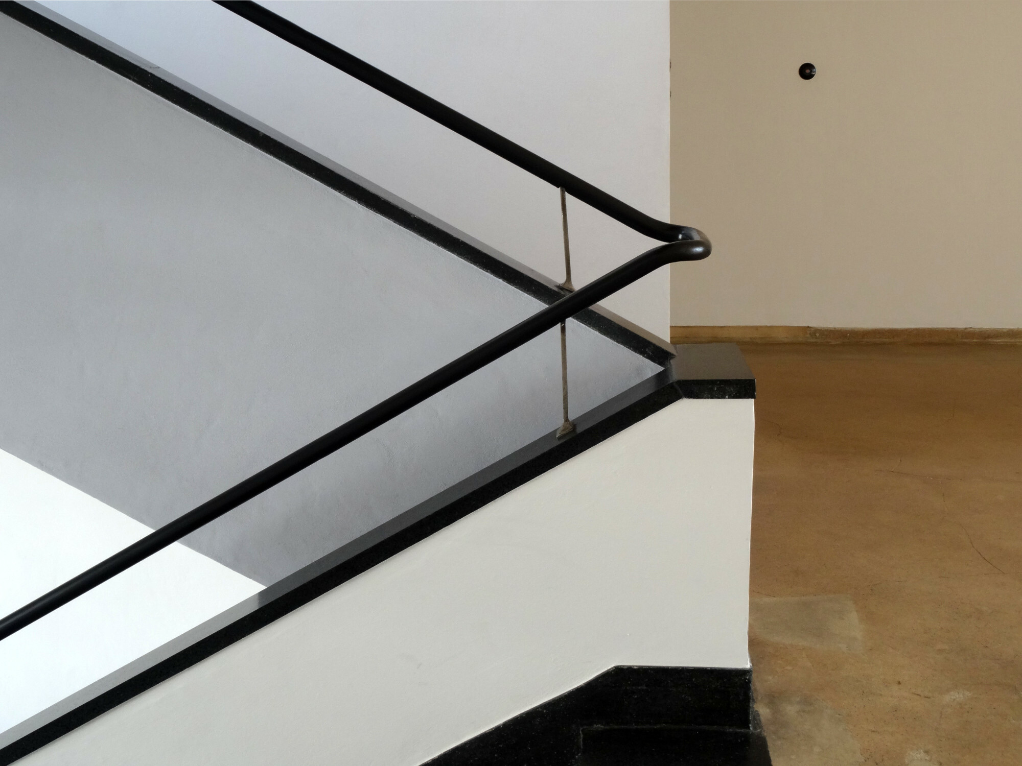 Schwarz lackierter Handlauf aus Stahl im Bauhaus Dessau