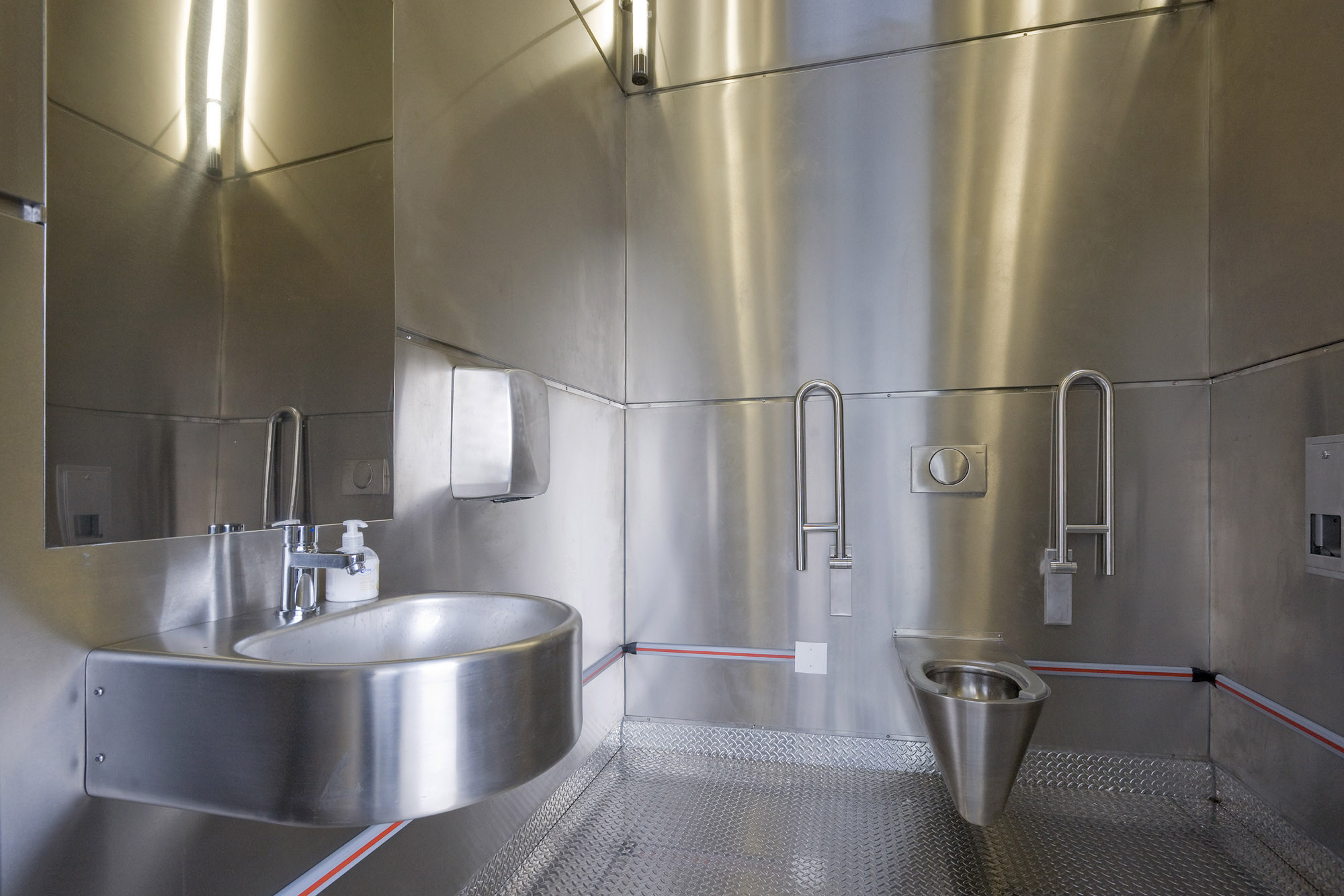 Sanitärraum mit Edelstahl an Wänden und Boden, für WC und Waschbecken