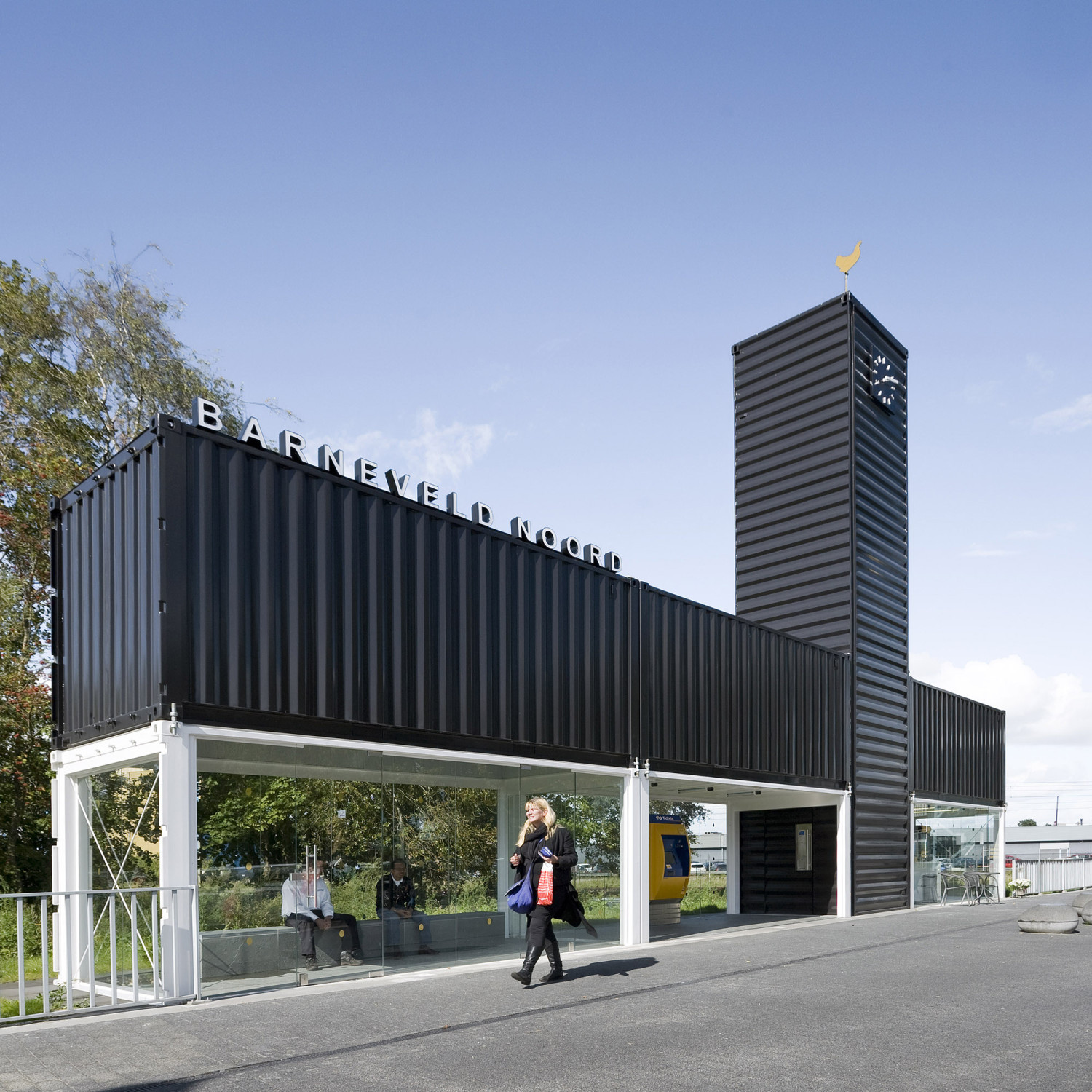Die Architekten entwarfen einen langen und schmalen Baukörper mit hohem Turm