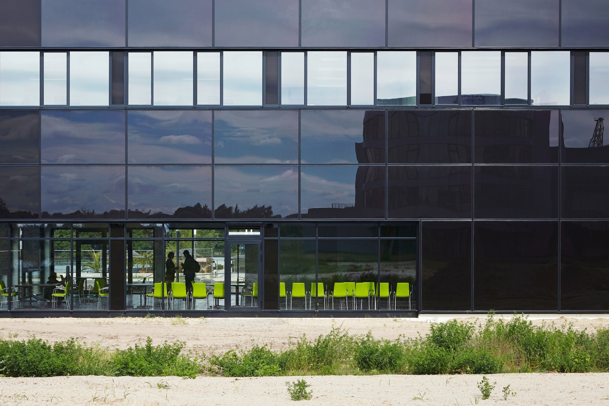 Die gedämmte Metall-Glas-Photovoltaik-Fassade ist auf einer Stahl-Unterkonstruktion montiert