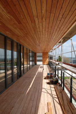 Balkon nach Süden vor 22 m langer Glasfassade