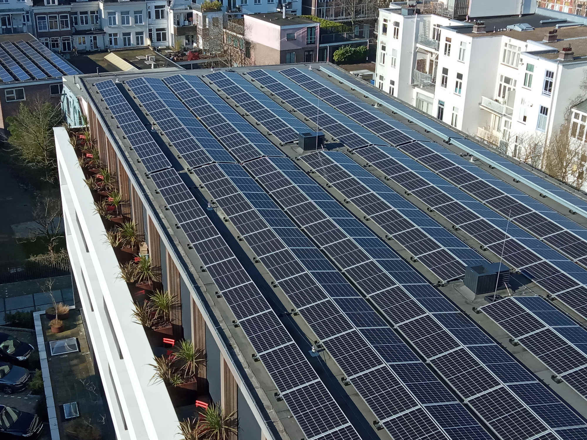 Sind auf den Flachdächern Photovoltaikanlagen installiert, haben diese auch Einfluss auf die Windlast.