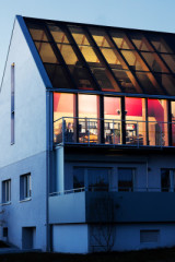 Die Solarstromverglasung eignet sich auch für den Einbau in Dachflächen wie hier bei einem Einfamilienhaus in Tiefenbronn