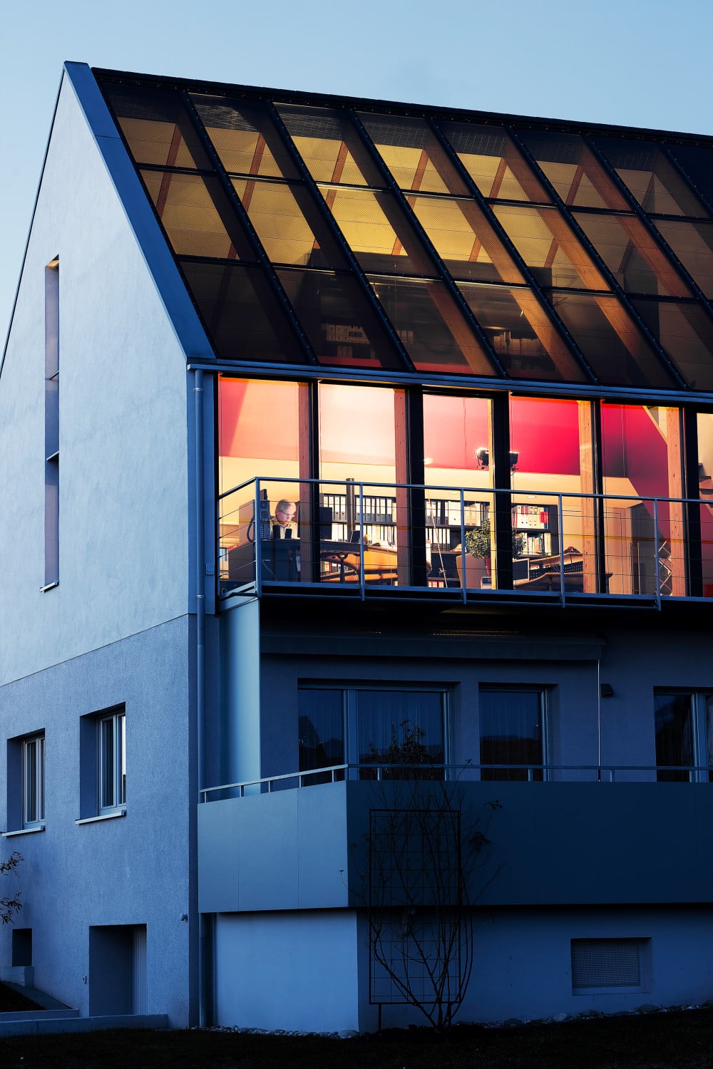 Die Solarstromverglasung eignet sich auch für den Einbau in Dachflächen wie hier bei einem Einfamilienhaus in Tiefenbronn