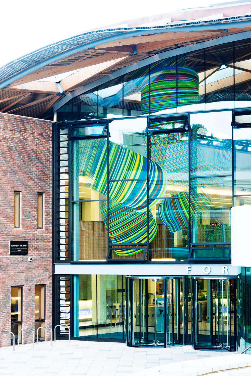 Entworfen wurde das Hauptgebäude der Universität von Wilkinson Eyre Architects aus London