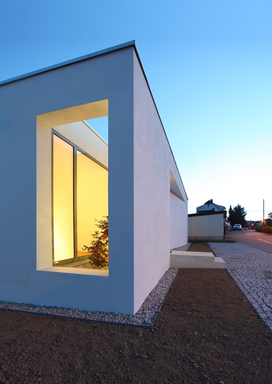 In der Ostfassade gibt es nur eine Öffnung in Form eines Wandausschnittes zum dahinterliegenden kleinen Hof