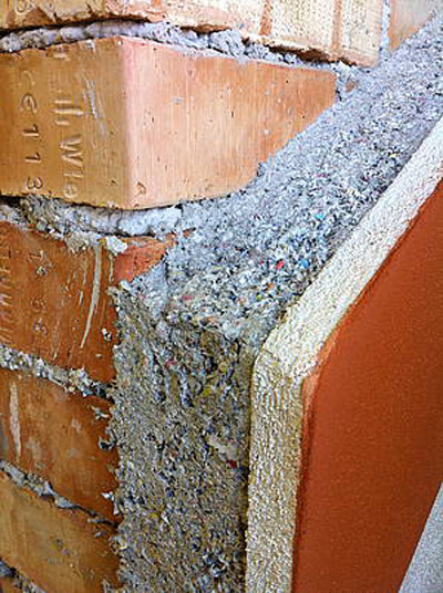 Nachdem die 5 bis 12 cm dicke Zelluloseschicht getrocknet ist, lässt sich mithilfe von Kalk- oder Lehmputz eine ebene Wandoberfläche herstellen