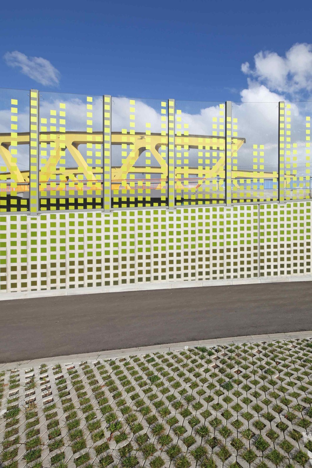 Ein Verlauf aus grünen Farbpixeln überzieht das gesamte Bauwerk
