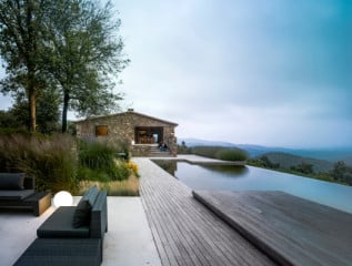 Grandiose Ausblicke vom Naturschwimmbecken in das Tal und die Gavarres-Berglandschaft