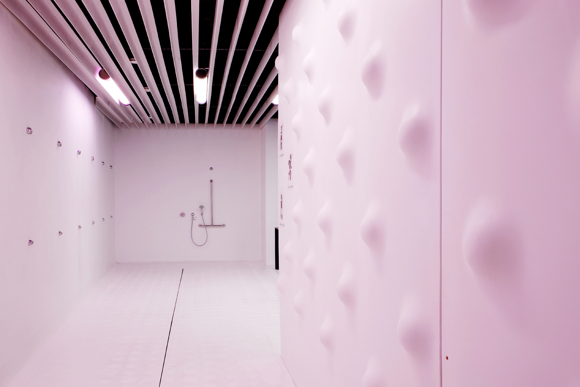 In den Duschen kommt die Farbe Rosa zum Einsatz: Der dezente Pastellton soll für eine angenehme, leichte und positive Atmosphäre sorgen