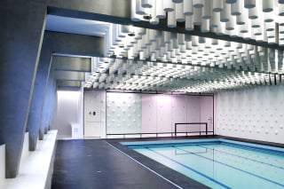 Die Architekten verwandelten den tristen, konventionellen Hallenbau in ein modernes, offen gestaltetes Schwimmbad