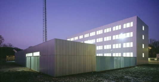 Das Polizeirevier von der Garagenseite