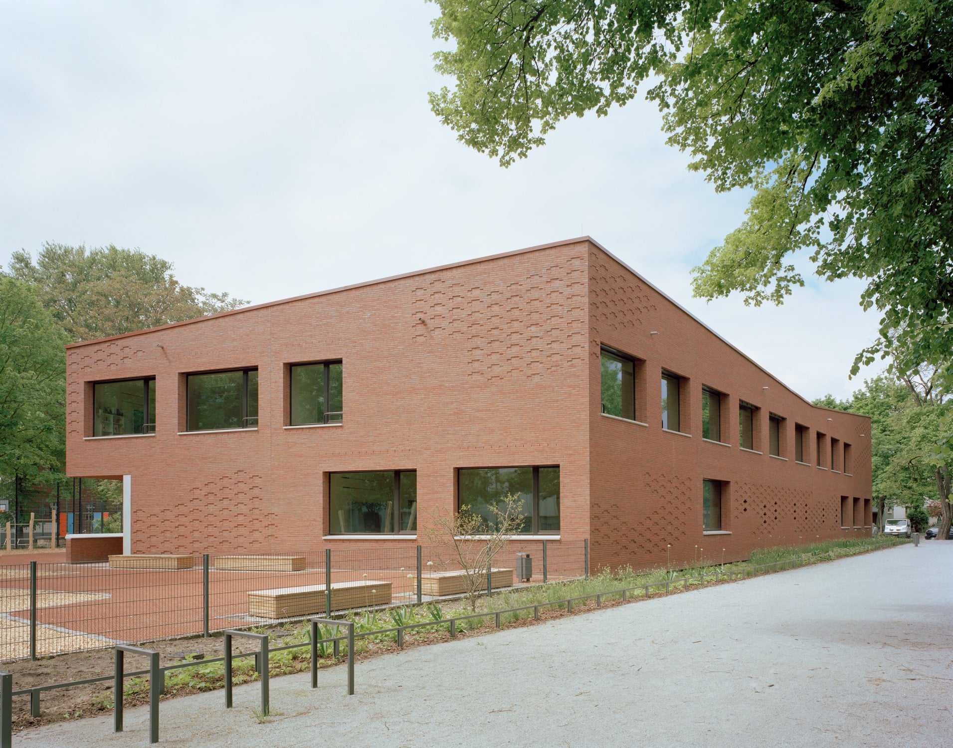 Ansicht Nordost: Die Klassenräume orientieren sich mit großen Fenstern nach außen