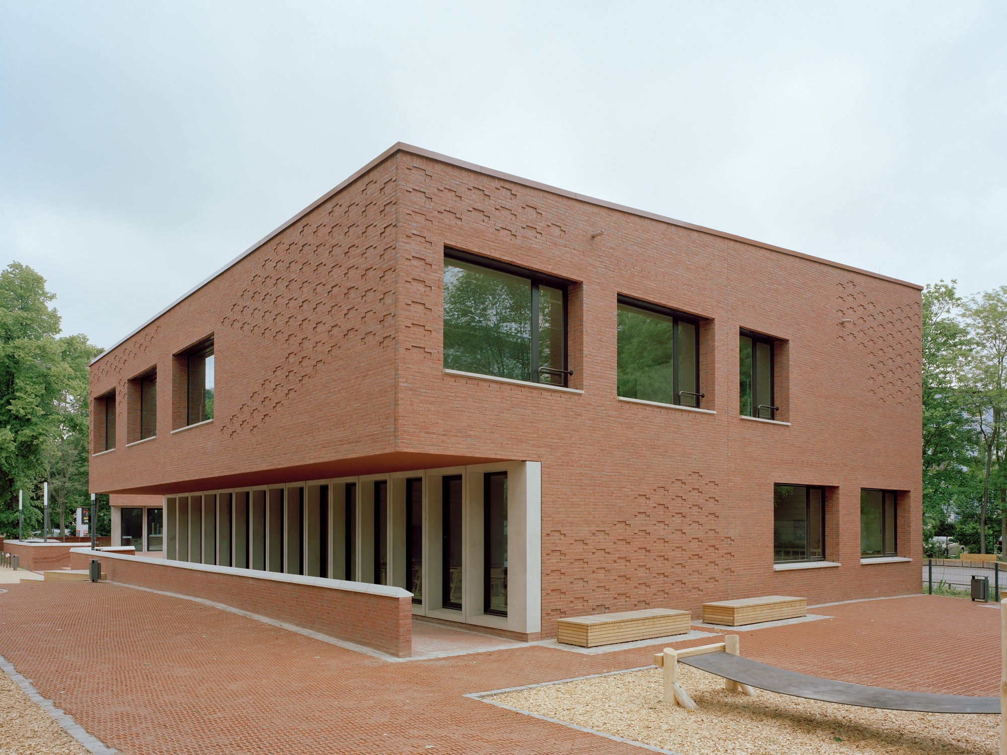 Südostecke mit auskragendem Obergeschoss