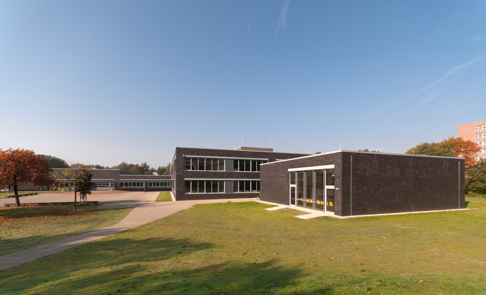 Der neue, eingeschossige Anbau im Osten nimmt einen circa 250 m² großen Multifunktionsraum auf
