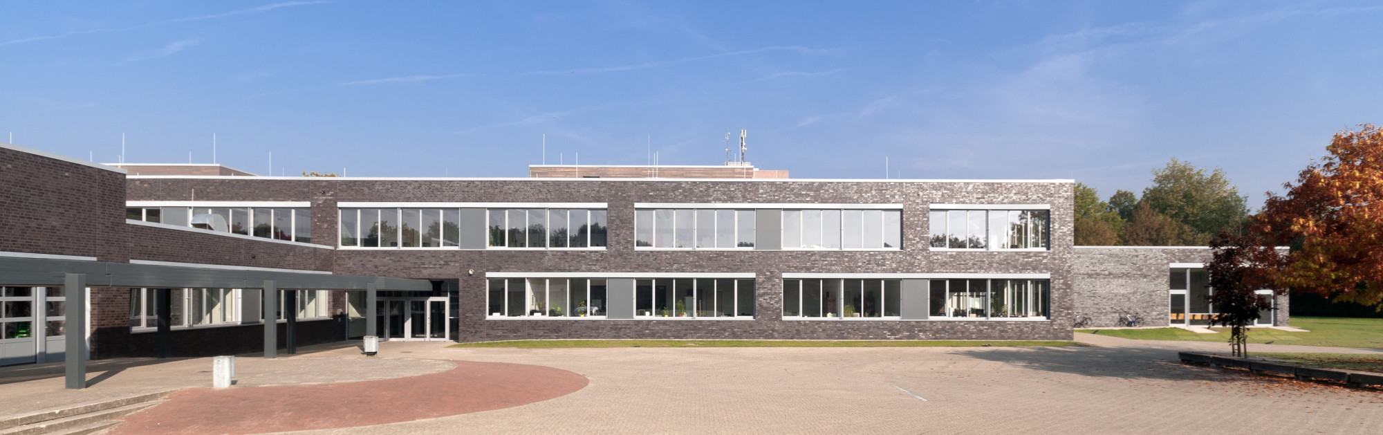 Die alten Sandwichpaneele wurden durch ein gedämmtes Verblendmauerwerk aus basaltbunten Klinkern ersetzt