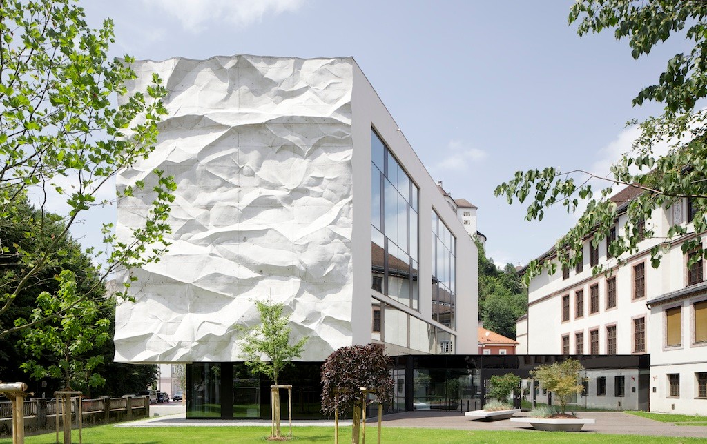 Ein zerknülltes Blatt Papier im Format DIN A4 diente als Vorlage für die Betonwand
