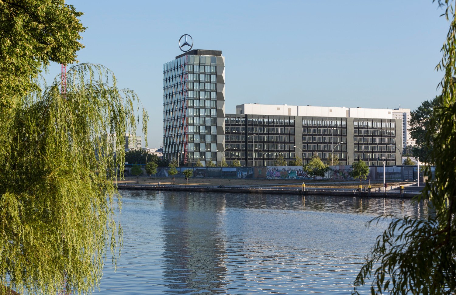 Blick über die Spree mit Uferstreifen und East-Side-Gallery zu Füßen der neuen Vertriebszentrale