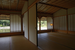 Ein traditionelles Washitsu mit Shoji (Schiebewänden) und Tatami