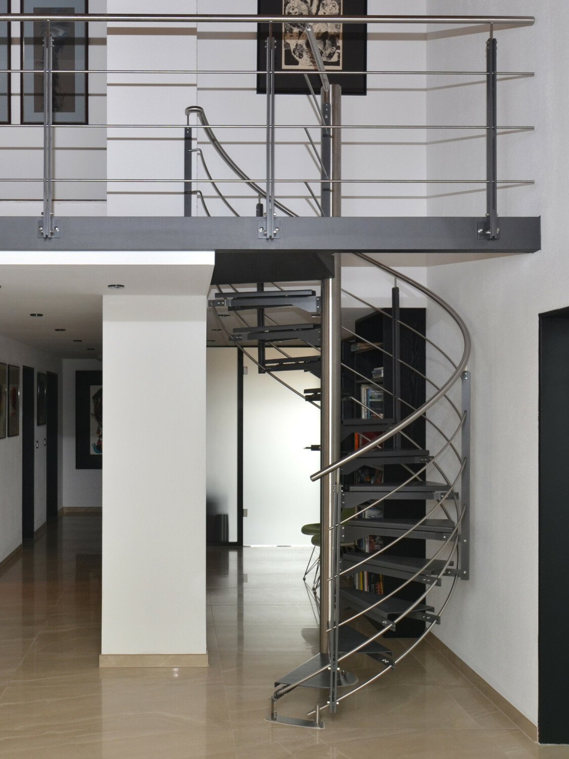 Spindeltreppe aus Stahl und Edelstahl für ein Immobilienbüro in Frankfurt.