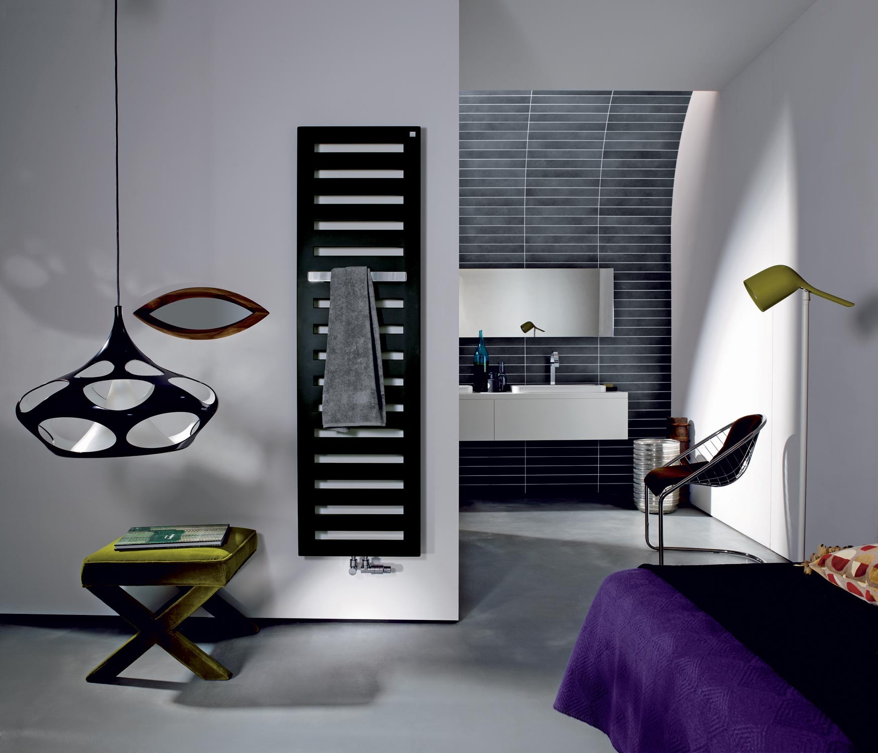 Beispiel eines Bad-Design-Heizkörpers aus einem Hohlprofilrahmen, in den sich flache Stahlrohrelemente übergangslos einfügen (Produkt Metropolitan Lifestyle)