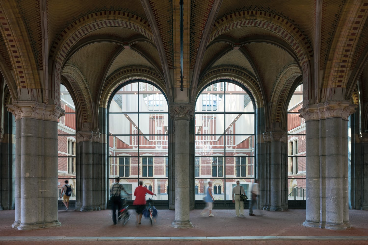 Die Museumstraat ist ein öffentlicher Fahrradweg, der in der ersten Ebene quer durch das Gebäude verläuft, mit Blick in die beiden Atrien