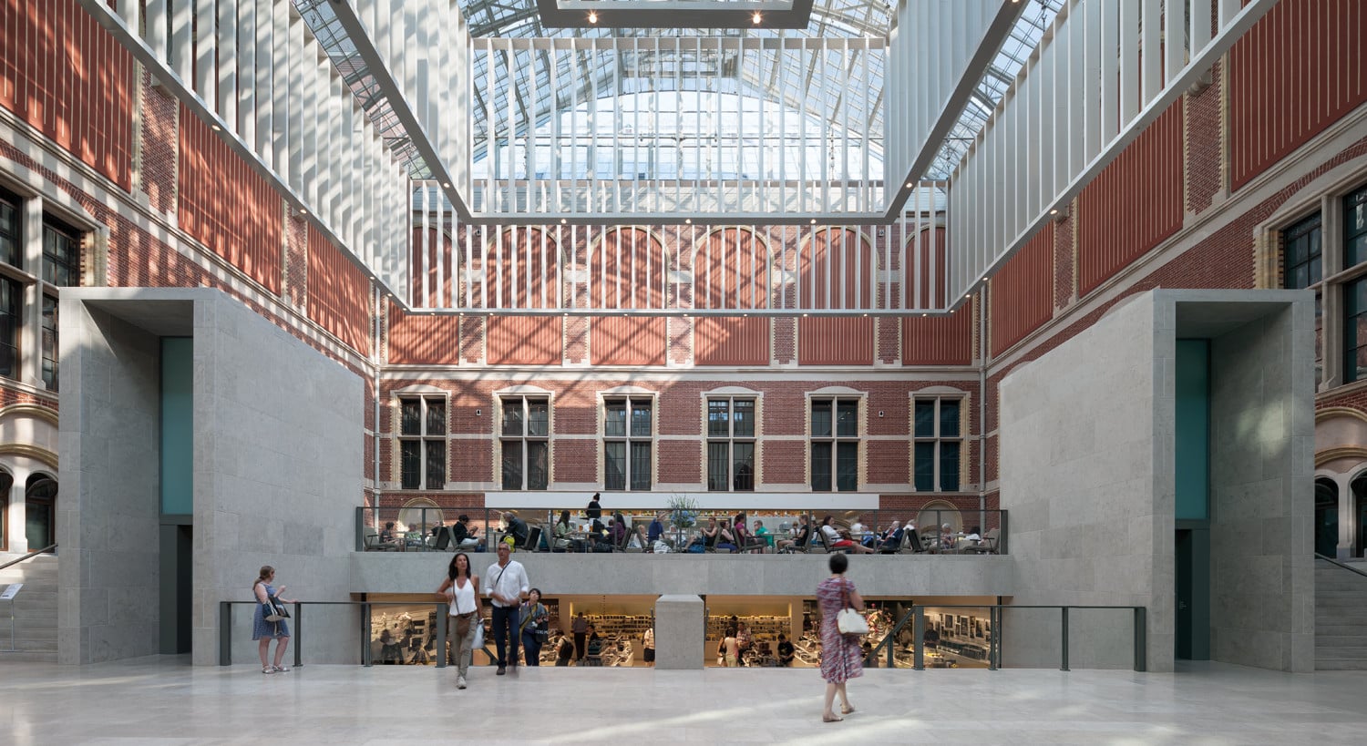 Blick in das zweite Atrium mit Cafe und darunter liegendem Museumsshop