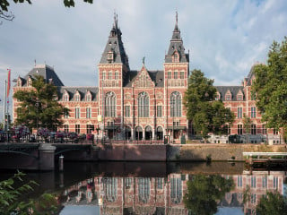 Nordostansicht des Rijksmuseum mit roter, reichlich verzierter Backsteinfassade