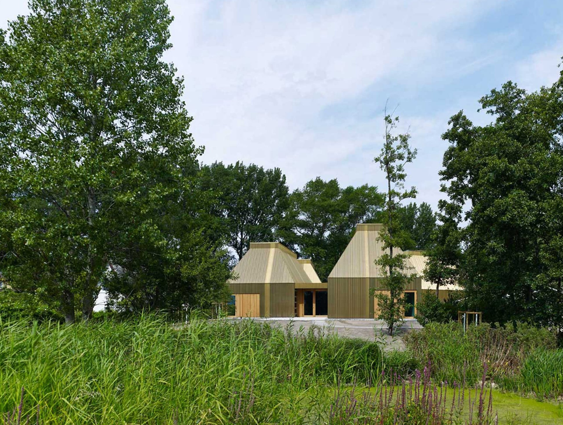 Der Museumsneubau mit seinen fünf Häusern ist harmonsich in die Landschaft auf dem Darß eingebettet