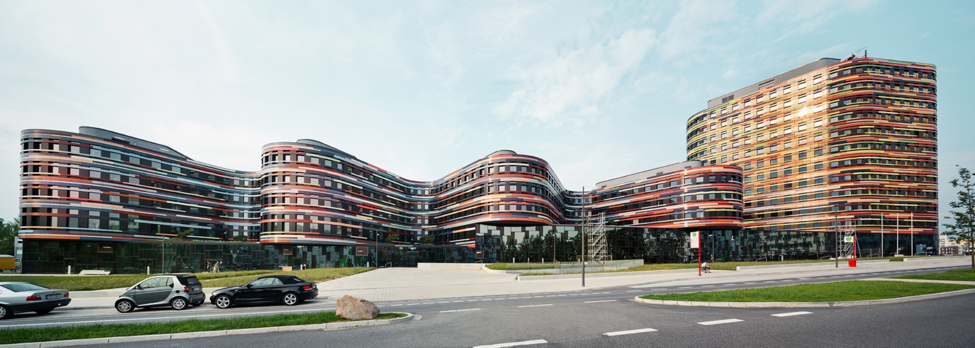 Geplant wurde das Gebäude von dem Berliner Architekturbüro Sauerbruch und Hutton