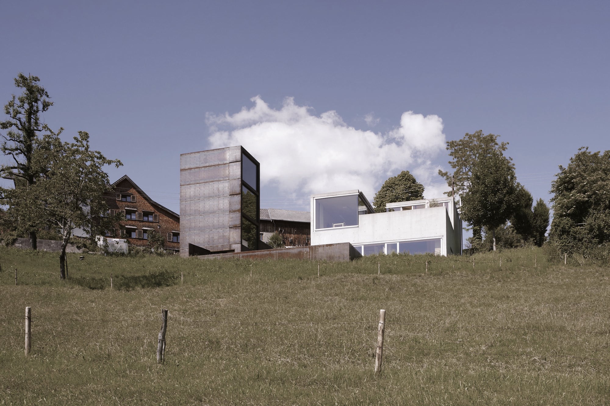 Die Fassaden des Mädchenturms öffnen sich zur Berglandschaft, die des Elternhauses zum Tal hin 